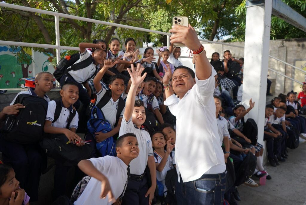 Con la entrega de 5.000 kits escolares, alcalde Genaro Redondo alegra el regreso a clases de estudiantes de Riohacha