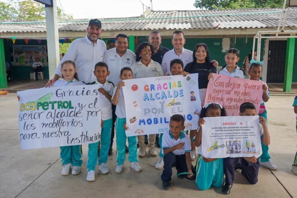 Genaro Redondo sigue más cerca de los estudiantes de Riohacha con la entrega de 7.308 elementos de mobiliario escolar