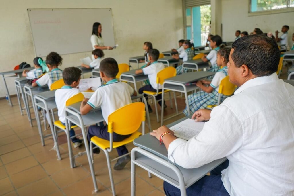 Genaro Redondo sigue más cerca de los estudiantes de Riohacha con la entrega de 7.308 elementos de mobiliario escolar