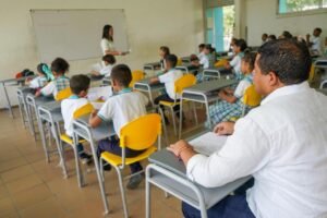 Genaro Redondo sigue más cerca de los estudiantes de Riohacha con la entrega de 7.308 elementos de mobiliario escolar