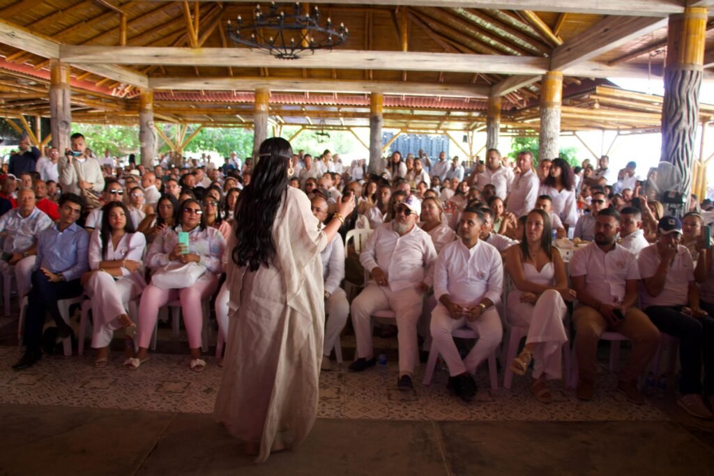 Con el respaldo de más de 5 mil personas, la senadora Martha Peralta Epieyú recibió la bendición de la Virgen de los Remedios