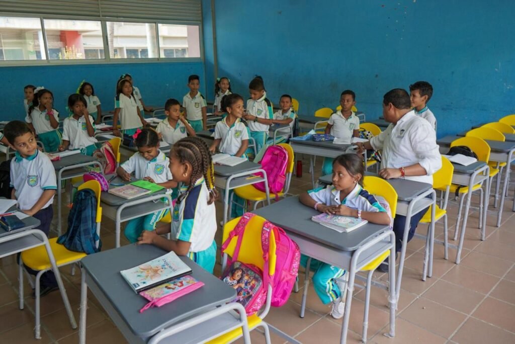 Genaro Redondo sigue más cerca de los estudiantes de Riohacha con la entrega de 7.308 elementos de mobiliario escolar