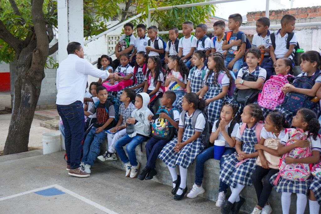 Con la entrega de 5.000 kits escolares, alcalde Genaro Redondo alegra el regreso a clases de estudiantes de Riohacha