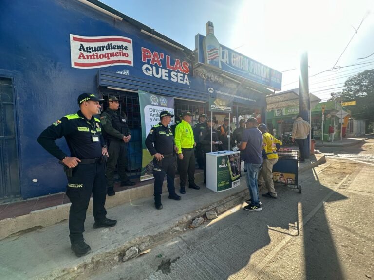 Gaula de la Policía Nacional adelantó jornada de prevención de la extorsión y el secuestro a los tenderos de Riohacha