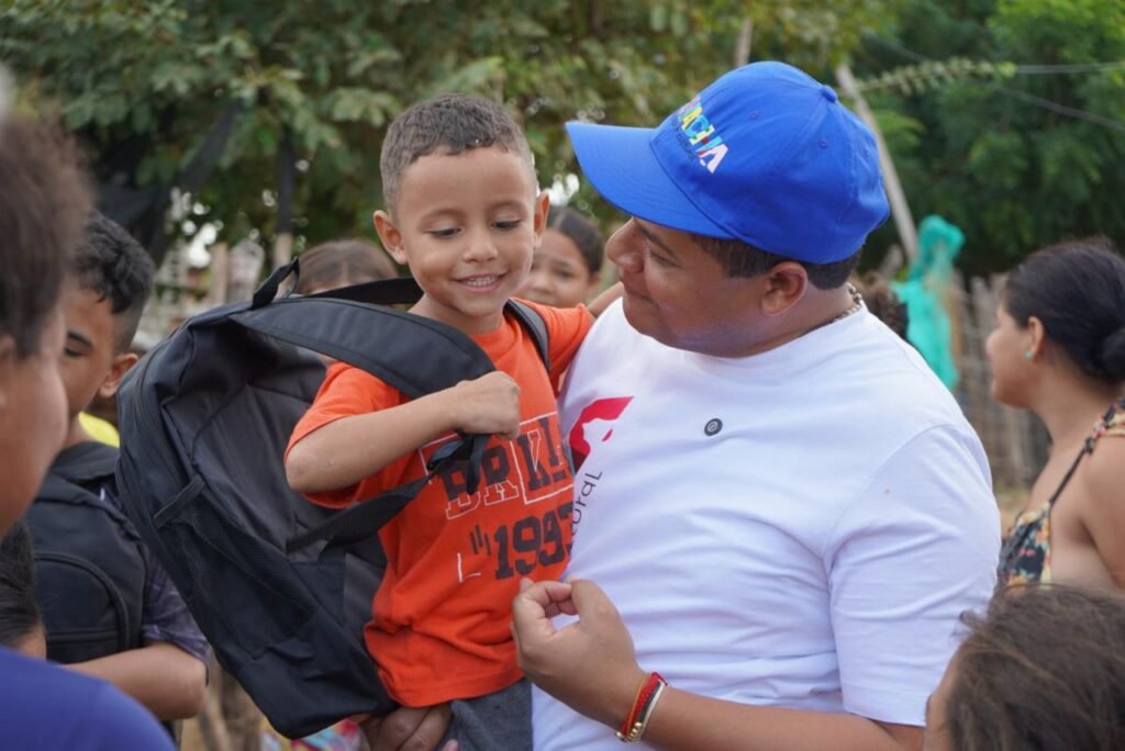 Con la entrega de 5.000 kits escolares, alcalde Genaro Redondo alegra el regreso a clases de estudiantes de Riohacha