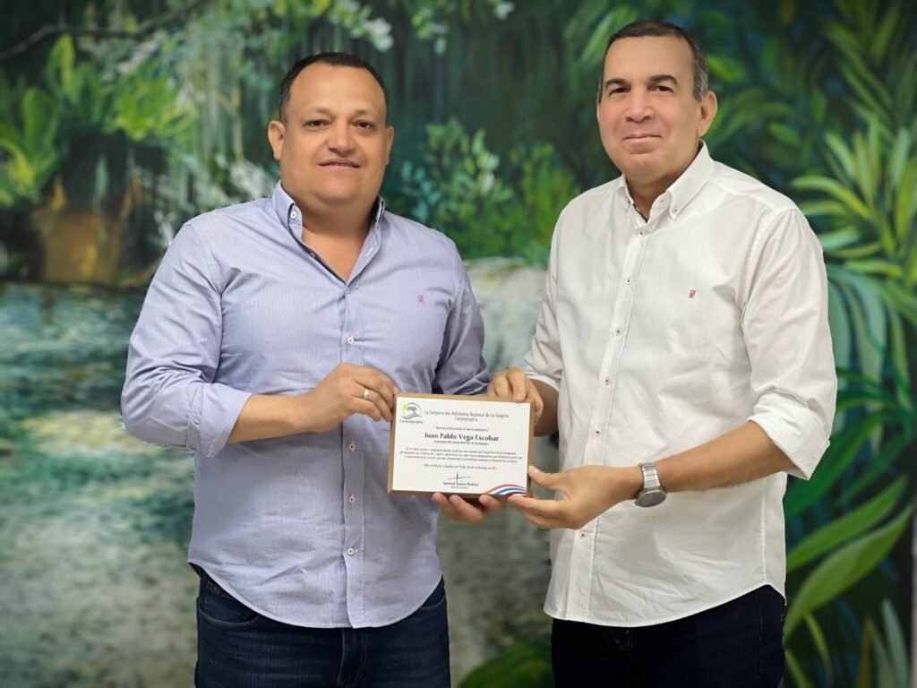 Corpoguajira entregó reconocimiento al exalcalde de El Molino, Juan Pablo Vega, por su compromiso ambiental