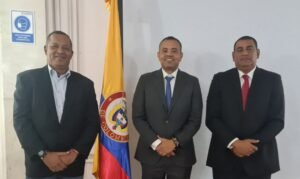 Odacir Ospino, Secretario de Gobierno de Dibulla; Misael Velásquez, Secretario de Gobierno de La Guajira; y Wilson Rojas, Secretario de Gobierno de Riohacha. Los funcionarios viajaron a Bogotá y lograron gestionar la llegada de funcionarios del Ministerio del Interior este miércoles en las instalaciones de la Gobernación de La Guajira.