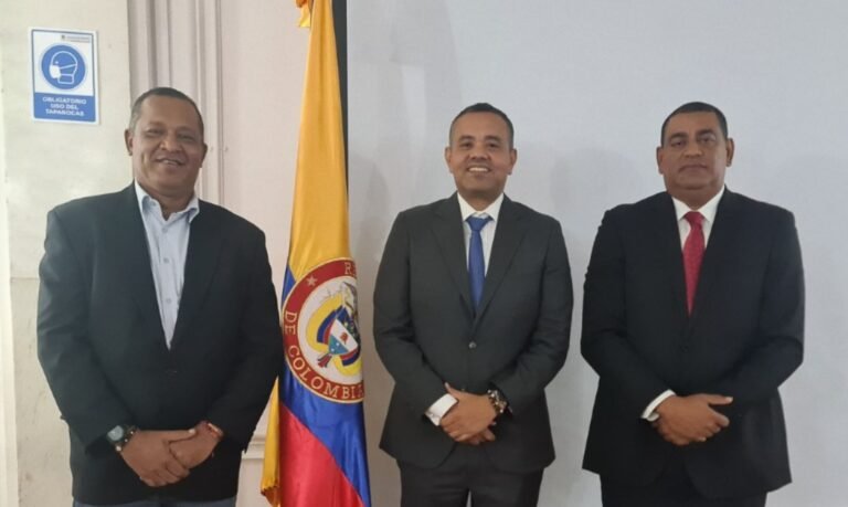 Odacir Ospino, Secretario de Gobierno de Dibulla; Misael Velásquez, Secretario de Gobierno de La Guajira; y Wilson Rojas, Secretario de Gobierno de Riohacha. Los funcionarios viajaron a Bogotá y lograron gestionar la llegada de funcionarios del Ministerio del Interior este miércoles en las instalaciones de la Gobernación de La Guajira.