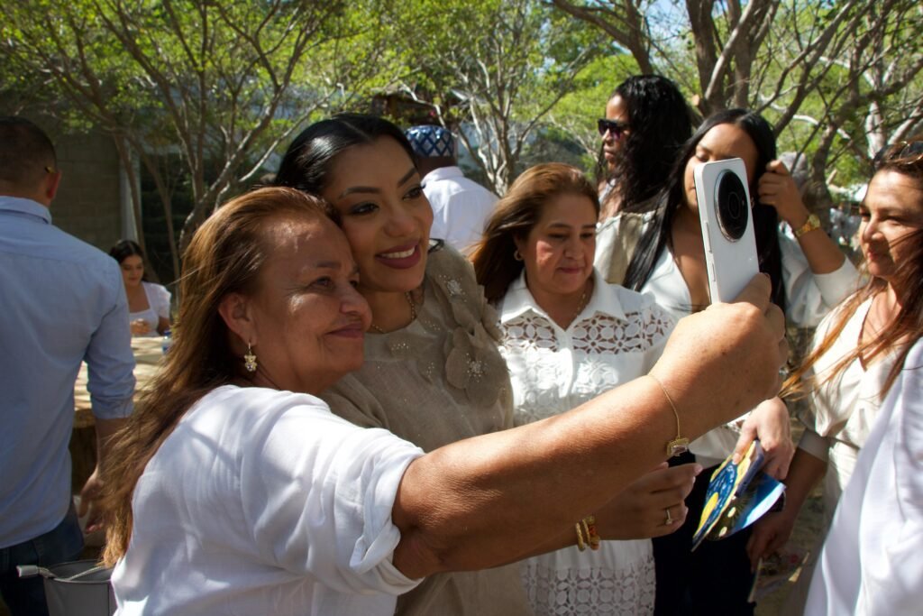 Con el respaldo de más de 5 mil personas, la senadora Martha Peralta Epieyú recibió la bendición de la Virgen de los Remedios