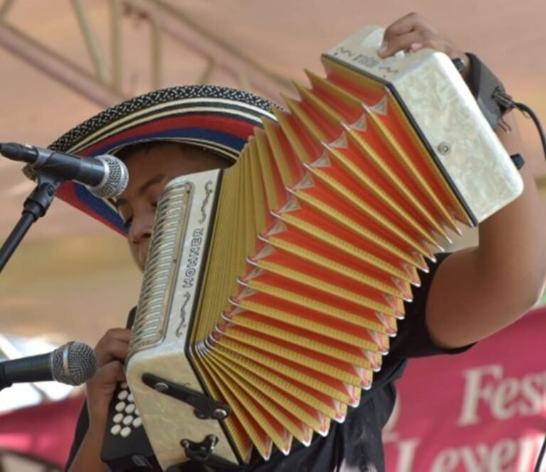 Desde los niños hasta los adultos hacen parte de la fiesta de acordeones, cantos y versos