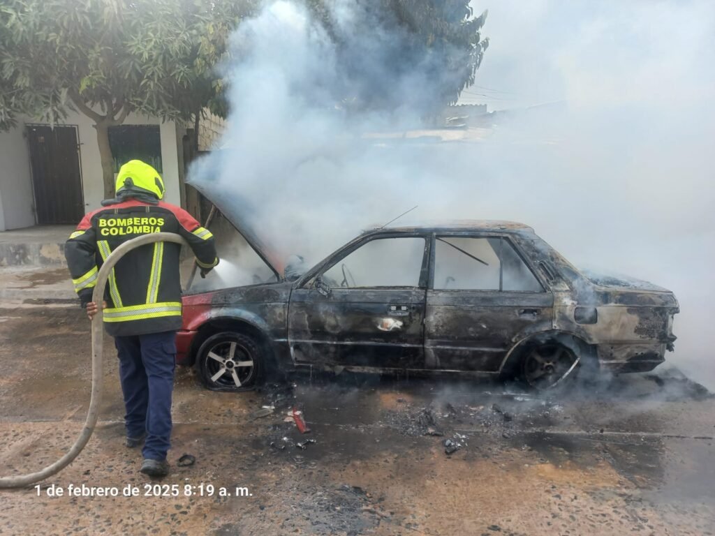 Automóvil quedó destruido por incendio en Riohacha; posible corto circuito como causa