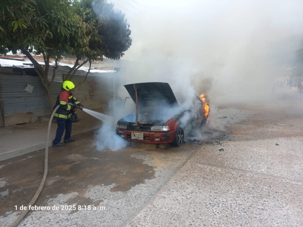 Automóvil quedó destruido por incendio en Riohacha; posible corto circuito como causa