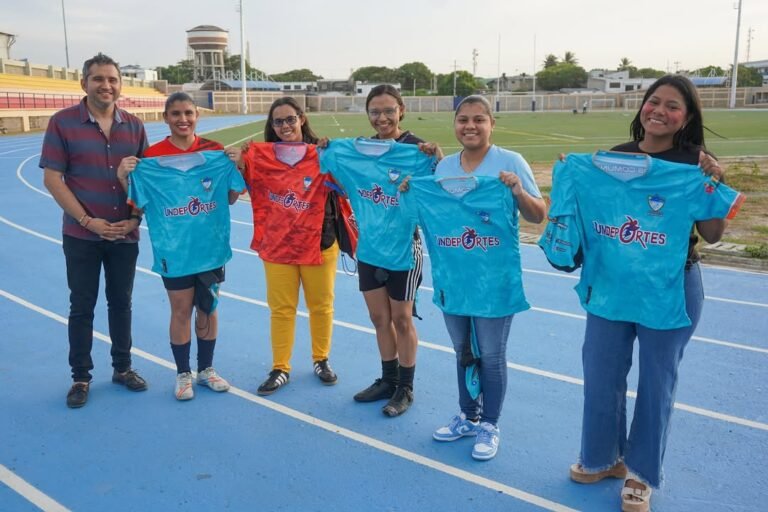 Undeportes de Riohacha entregó uniformes e implementos deportivos a club de fútbol femenino Tairona Stream