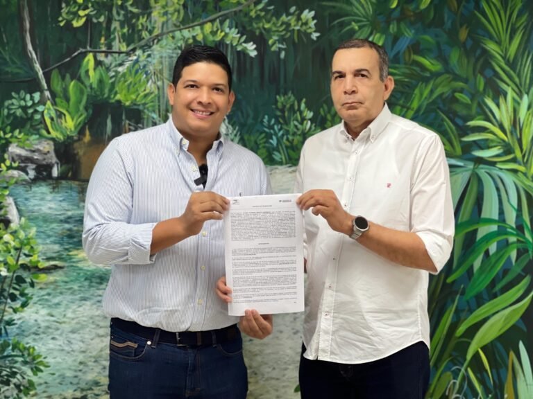 Vicente Berardinelli, alcalde de Barrancas y Samuel Lanao Robles, director general de Corpoguajira.