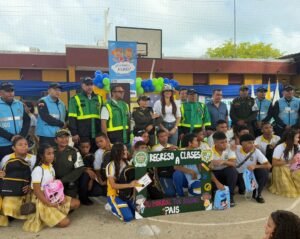 Gestora Social de Riohacha, Claudia Mendoza, estuvo dando la bienvenida a los estudiantes en el regreso a clases 2025