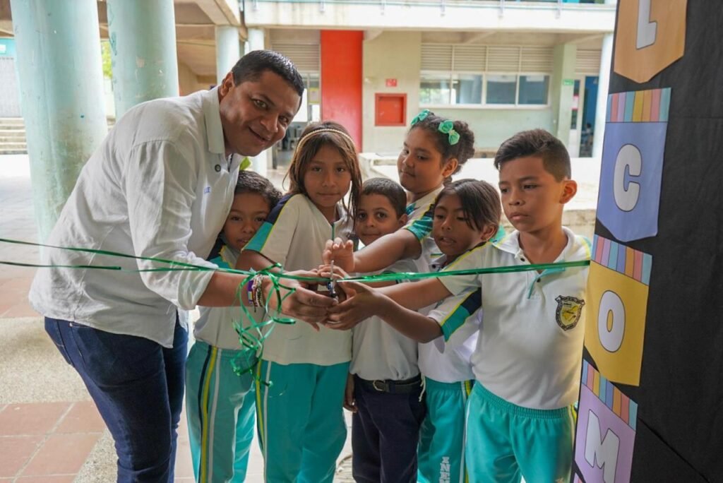 Genaro Redondo sigue más cerca de los estudiantes de Riohacha con la entrega de 7.308 elementos de mobiliario escolar