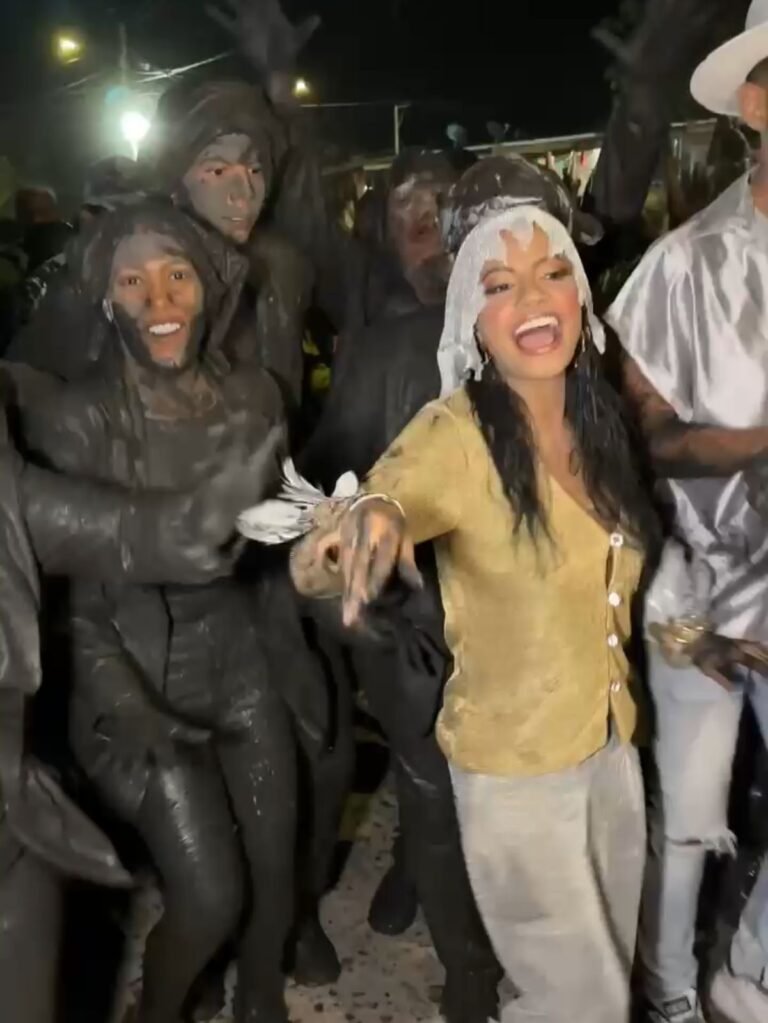 El desfile de los Embarradores como cada año, deslumbró las calles de Riohacha
