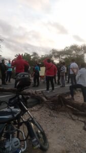 Indígenas bloquearon la vía Riohacha-Maicao exigiendo maestros, alimentación y transporte escolar