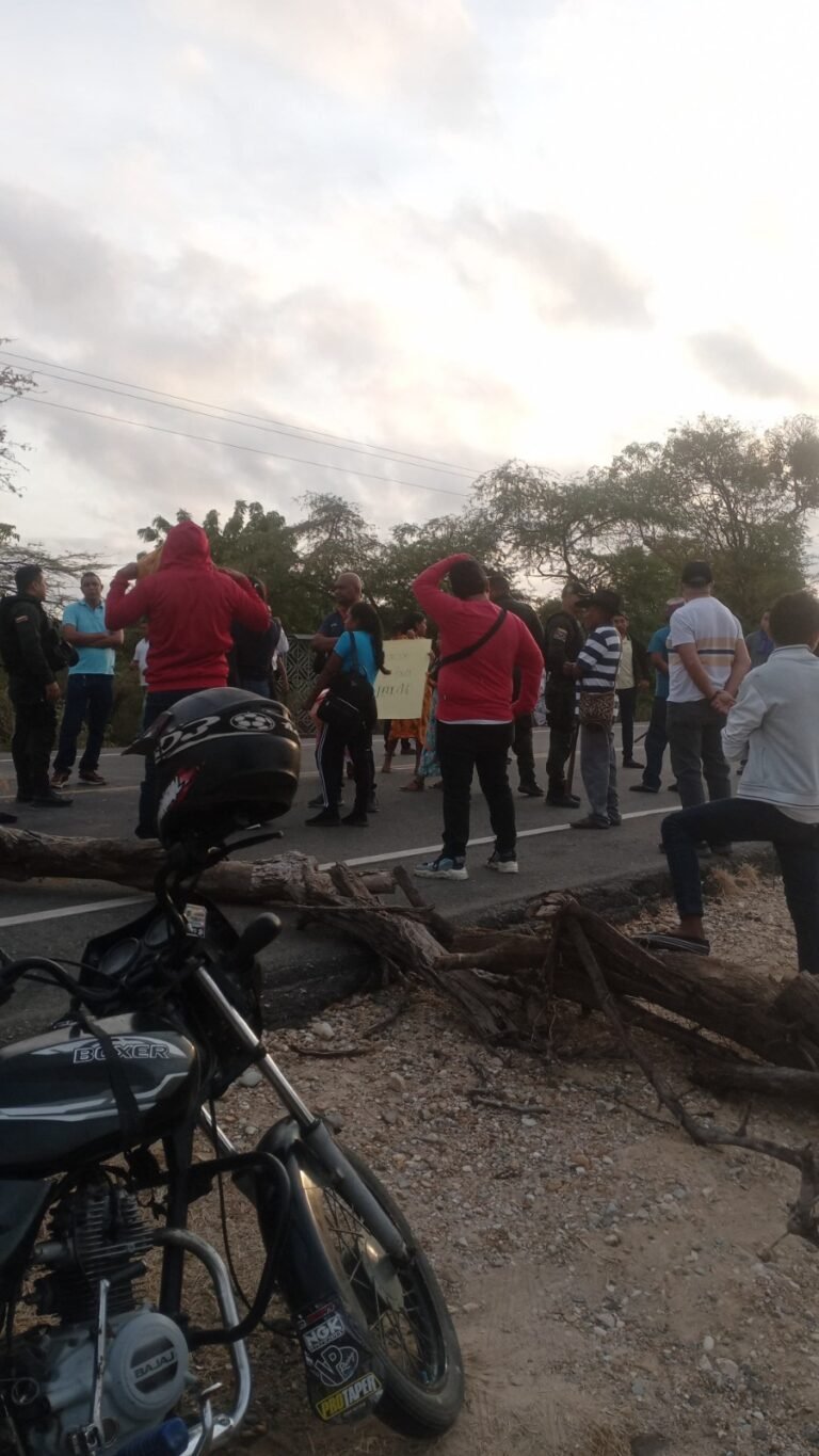 Indígenas bloquearon la vía Riohacha-Maicao exigiendo maestros, alimentación y transporte escolar