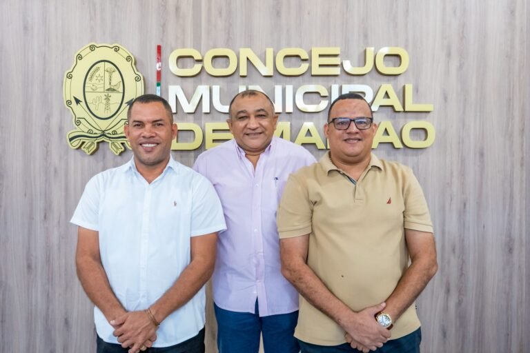 En el medio, Nixon Ramírez Ureche, Presidente del Concejo Municipal de Maicao.