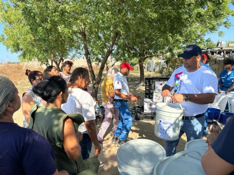 Alcalde Genaro Redondo sigue entregando ayudas humanitarias a familias vulnerables en Riohacha