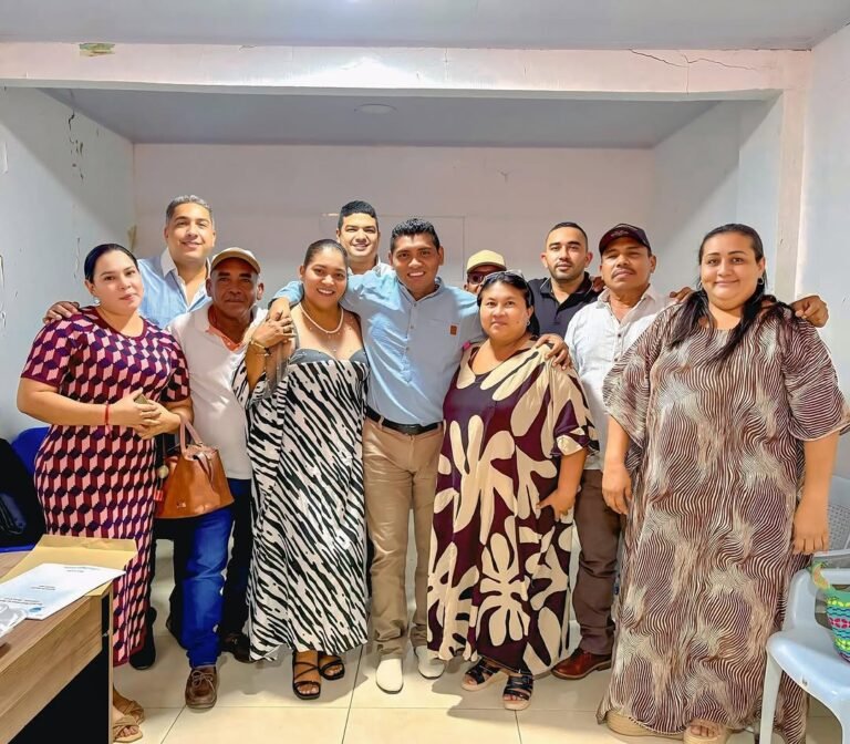 Representantes de las asociaciones y el alcalde de Manaure, Jhon Pimienta Jusayu.