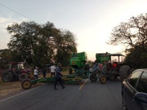 Arroceros bloquearon vías y marcharon con maquinaria en el sur de La Guajira