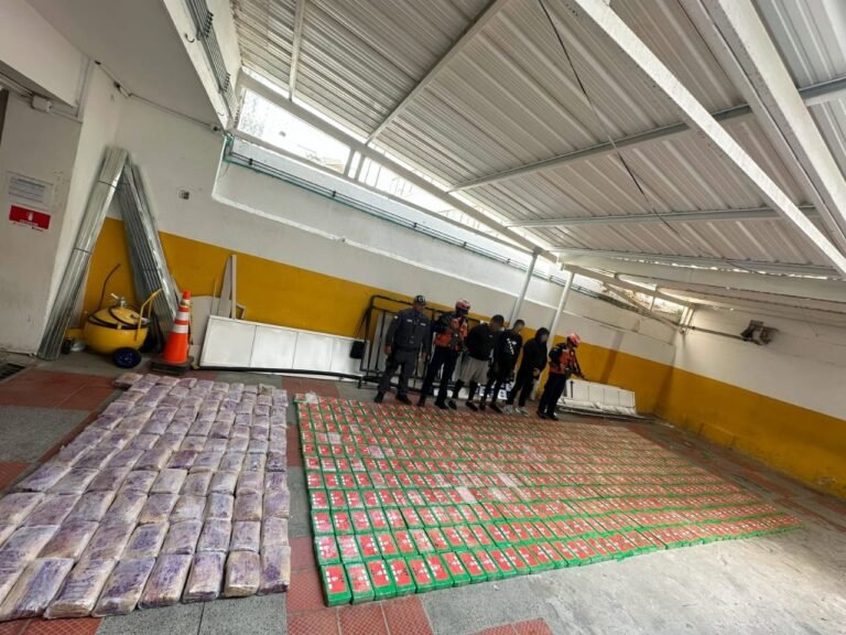 Armada de Colombia incauta casi 700 kilos de droga y captura a tres venezolanos en operación marítima frente al Cabo de la Vela
