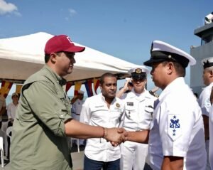 Gobernador Jairo Aguilar arribó al Buque ARC Golfo de Urabá para reconocer a miembros de la Armada Nacional