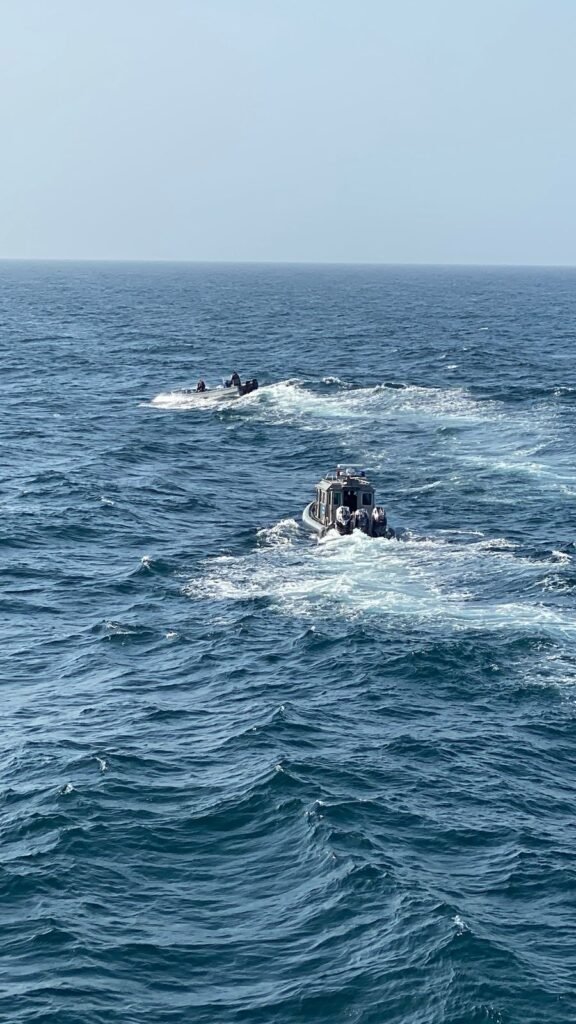 Armada de Colombia incauta casi 700 kilos de droga y captura a tres venezolanos en operación marítima frente al Cabo de la Vela
