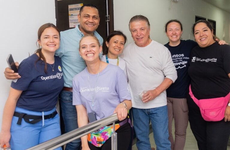 Cristian Brito, gerente del HNSR con el voluntariado de Operación Sonrisa durante la jornada de valoraciones.
