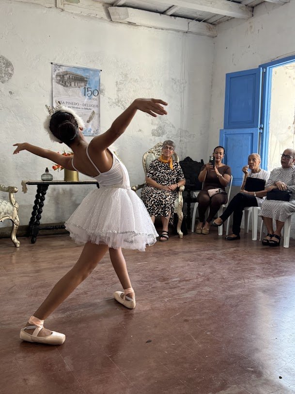 El lago de los cisnes interpretado por jóvenes bailarinas locales.