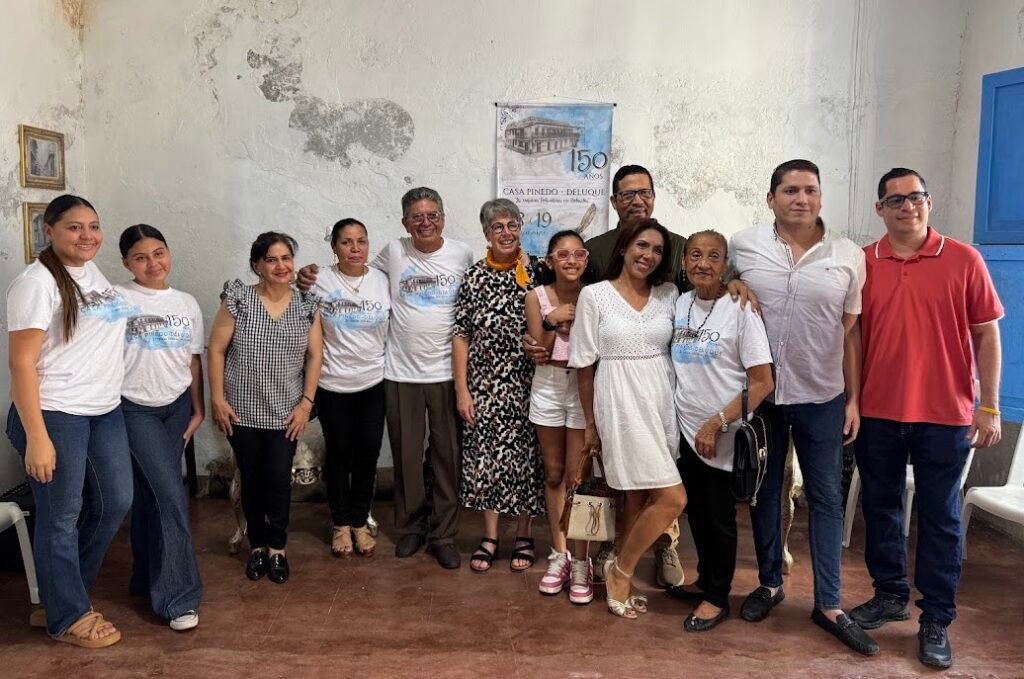 Familia Pinedo Deluque con la Embajadora Reina Buijs durante su visita a la casa.