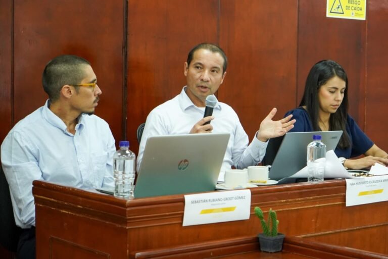 Magistrado auxiliar Iván Escrucería, en sesión en el Palacio de Justicia en Riohacha, para verificar cumplimiento de la Sentencia T-302 de 2017, que obliga al Estado a atender a la población wayuu.