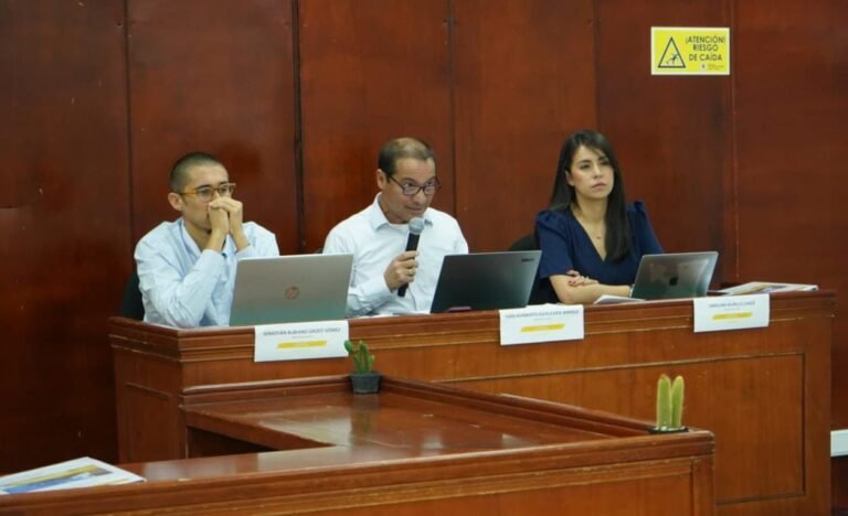 La sesión fue presidida por el magistrado auxiliar de la Corte, Iván Escruceria Mayolo, en compañía de la magistrada auxiliar Carolina Murillo y el magistrado auxiliar Sebastián Rubiano_Groot.