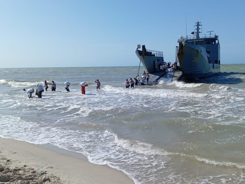 “Vamos a seguir llevando toneladas de alimentos a la Alta Guajira”: Gobernador Jairo Aguilar