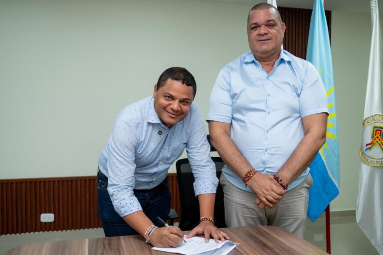 En la foto: el alcalde Genaro Redondo Choles y rector Carlos Arturo Robles Julio.