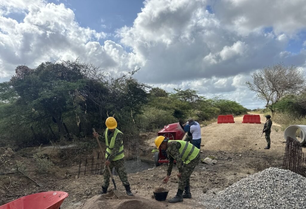 Ejército Nacional realizó mejoramiento de vía terciaria en la comunidad wayuu Panamá, en área rural de Maicao