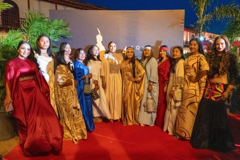 Artesanas, tejedoras y diseñadoras guajiras, de la mano de la senadora Martha Peralta Epieyú, engalanaron con sus mantas los Premios India Catalina