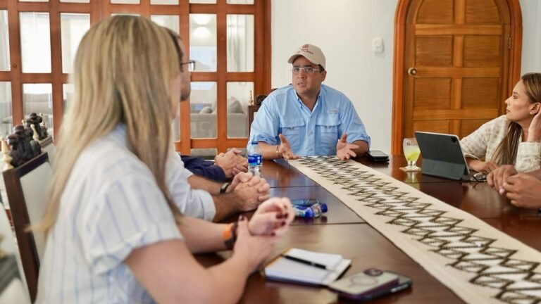 "La Guajira es cultura viva y este año estaremos en la FILBo 2025. Como invitados especiales, los esperamos del 25 de abril al 11 de mayo en el Recinto Ferial Corferias, stand 302 del pabellón 6. Descubran nuestras letras, historias y voces ancestrales que hoy se escriben con orgullo y amor por nuestra tierra", dijo el gobernador Jairo Aguilar.