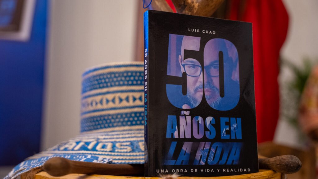 Luis Cuao Lubo presentó su libro “50 años en la hoja” rodeado de invitados especiales y amantes de la lectura