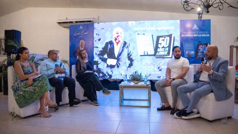 Luis Cuao Lubo presentó su libro “50 años en la hoja” rodeado de invitados especiales y amantes de la lectura