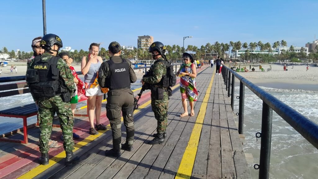 Gaula de la Policía adelantó en Riohacha la campaña ‘¡Córtale la conexión a la extorsión: cuelga y marca línea 165!’