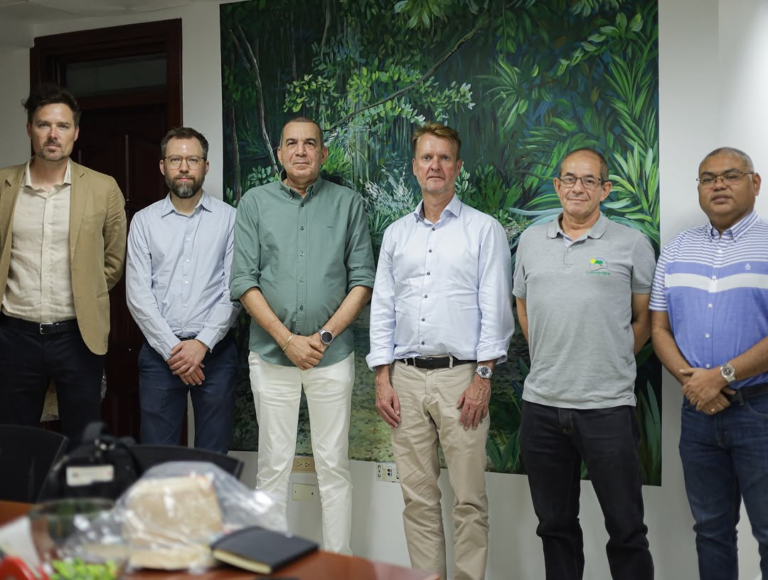 Corpoguajira y Embajada de Dinamarca comparten experiencias para la transición energética justa en La Guajira