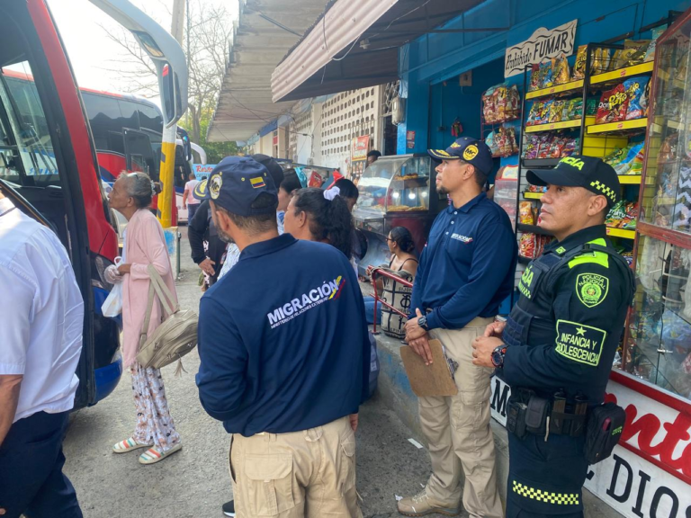 Policía y Migración adelantaron operativos en la terminal de transportes de Riohacha: 80 personas sensibilizadas