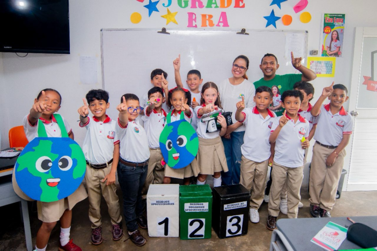 Corpoguajira promueve la educación ambiental con taller de clasificación de residuos en la Institución Educativa Trinity de Riohacha