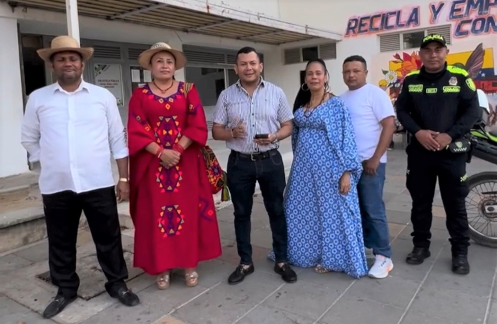En su orden de izquierda a derecha: Daniel Serrano; secretario Academia de la Historia de Maicao. Ana Delia Fernández Sijono; Coor. Comité Impulso del Sector Artesanal. José David Solano Apushana; Director de la Casa de la Cultura Ramiro Choles Andrade de Maicao. Jarlys Ruiz; Coor. Comité Impulso del Sector de Emprendedores. Eder Zuñiga: Coor. Comité Impulso Sector Hotelero. Subintendente Alinxòn Suarez Protecciòn al Turismo y Patrimonio Nacional.