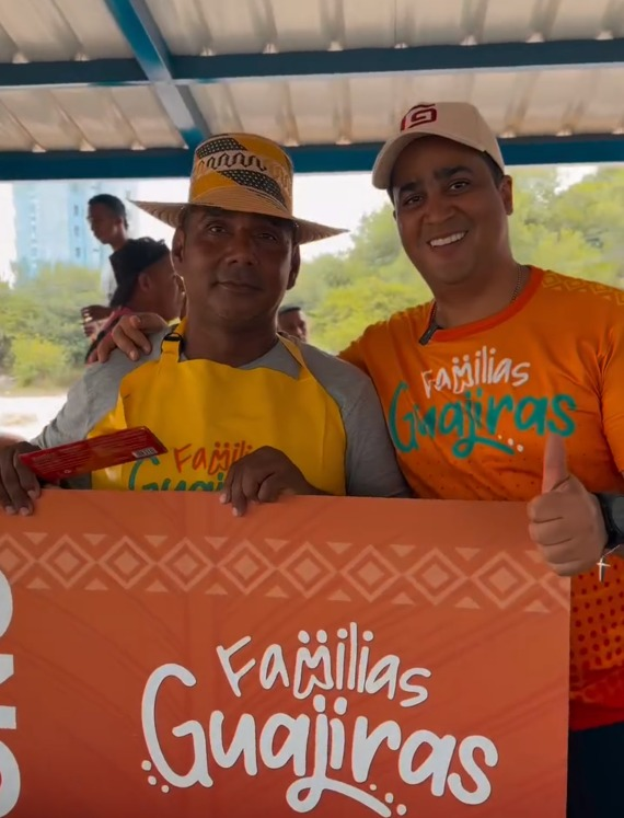 Gobernador Jairo Aguilar sigue cumpliendo la palabra: entregó utensilios y bonos a los comerciantes de pescados en El Tambo, en Riohacha