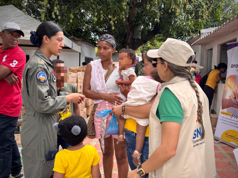 Bienestar Familiar y Fuerza Aeroespacial Colombiana brindan apoyo psicosocial, nutricional, médico y humanitario en La Guajira