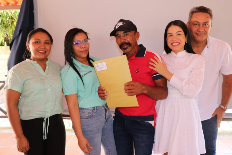 En La Jagua del Pilar entregaron 100 titulaciones de vivienda en la conmemoración de las víctimas